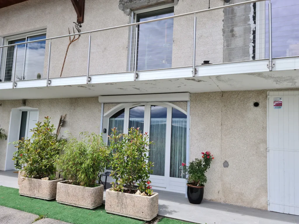 Extérieur de la location avec entrée privative
