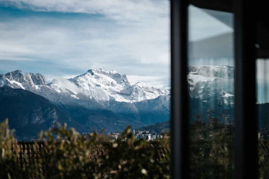 Vue sur les chaines de montagne des alpes