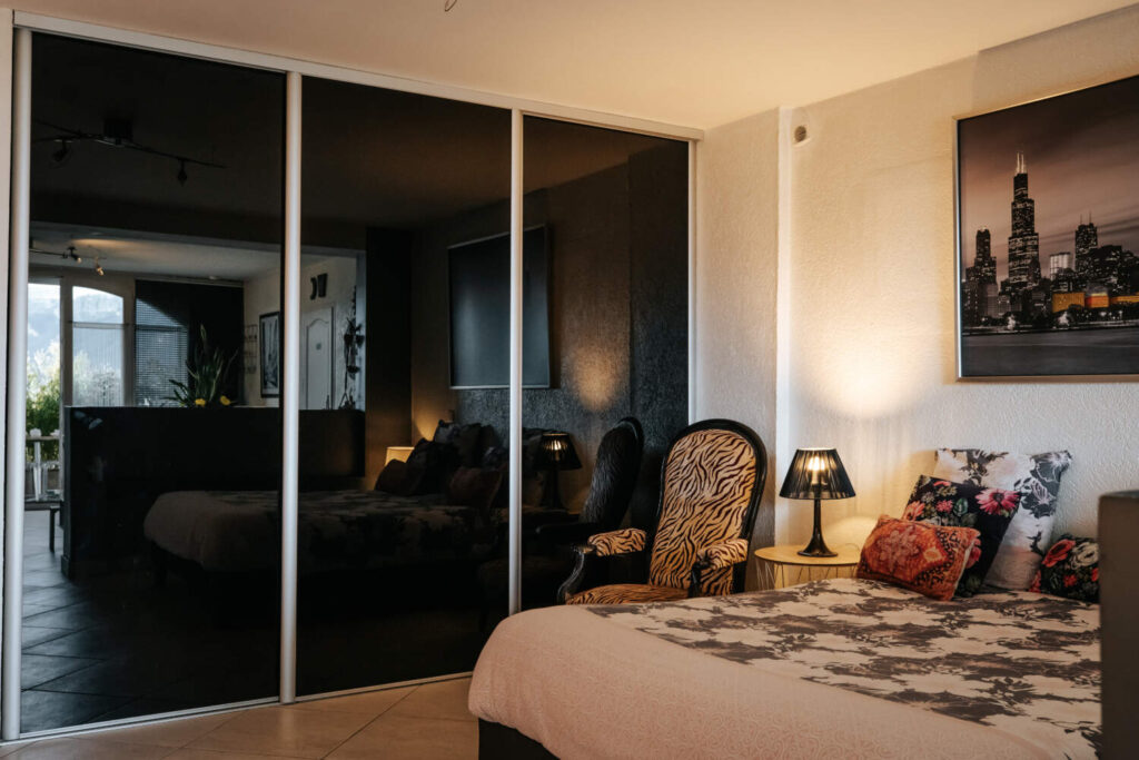 Intérieur du studio avec rangements